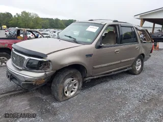 2001 Ford Expedition XLT with VIN 1FMPU16L31LB39187, listed as a IAAI auction lot 40405470 with 1 mi miles. Bid and sale history available at carsss.com. Image 2.