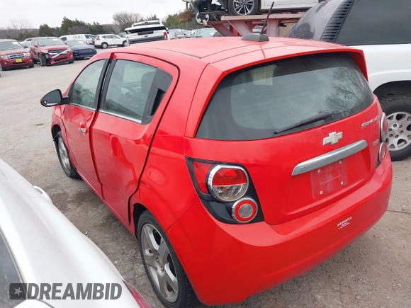 2015 Chevrolet Sonic LTZ z VIN 1G1JE6SB7F4198089, wystawiony jako IAAI lot #41150037 z przebiegiem 123 568 mil mil oraz . Historia ofert i sprzedaży dostępna na DreamBid. Obrazek 3.