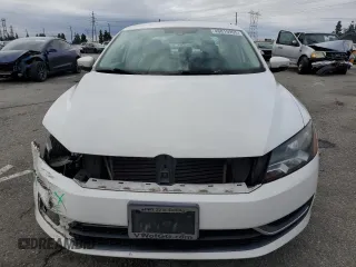 2014 Volkswagen Passat Wolfsburg Edition z VIN 1VWAT7A3XEC021986, wystawiony jako Copart lot #48819995 z przebiegiem 125 699 mil mil oraz Szkoda całkowita • Salvage title. Historia ofert i sprzedaży dostępna na DreamBid. Obrazek 5.