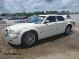 2006 Chrysler 300 C z VIN 2C3KA63H86H535841, wystawiony jako Copart lot #58996305 z przebiegiem 202 534 mil mil oraz Nie do naprawy • Non repairable. Historia ofert i sprzedaży dostępna na DreamBid. Obrazek 1.