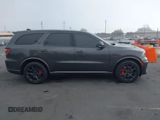 2023 Dodge Durango SRT 392 Premium z VIN 1C4SDJGJ2PC692935, wystawiony jako IAAI lot #41029734 z przebiegiem 7 191 mil mil oraz . Historia ofert i sprzedaży dostępna na DreamBid. Obrazek 13.