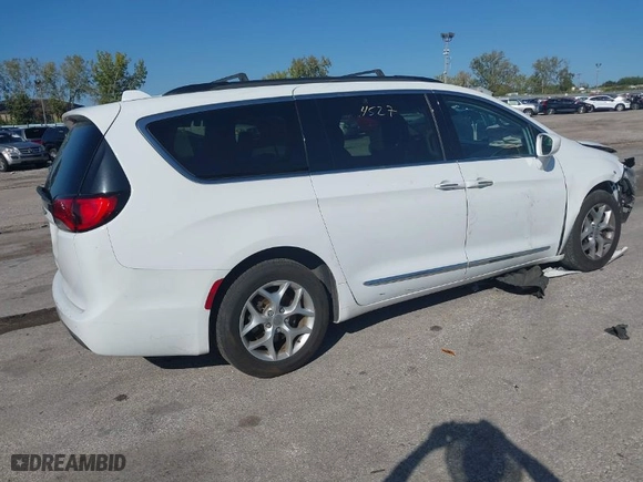 2017 Chrysler Pacifica Touring-L with VIN 2C4RC1BG9HR516082, listed as a IAAI auction lot 40524527 with NaN miles. Bid and sale history available at carsss.com. Image 4.