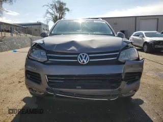 2013 Volkswagen Touareg Sport с VIN WVGEP9BP0DD010408, выставлен на аукционе Copart как лот 75854084 с пробегом 159 863 миль миль и Списание • Salvage title. История ставок и продаж доступна на DreamBid. Изображение 5.