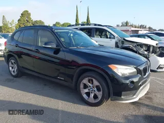2015 BMW X1 sDrive28i z VIN WBAVM1C59FVW58562, wystawiony jako IAAI lot #42249336 z przebiegiem 124 591 mil mil oraz . Historia ofert i sprzedaży dostępna na DreamBid. Obrazek 1.