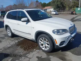 2013 BMW X5 xDrive35i z VIN 5UXZV4C5XD0B10732, wystawiony jako IAAI lot #41576548 z przebiegiem 131 237 mil mil oraz . Historia ofert i sprzedaży dostępna na DreamBid. Obrazek 1.