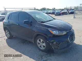 2020 Chevrolet Trax LS z VIN 3GNCJKSB5LL230068, wystawiony jako IAAI lot #42390653 z przebiegiem 101 325 mil mil oraz . Historia ofert i sprzedaży dostępna na DreamBid. Obrazek 1.