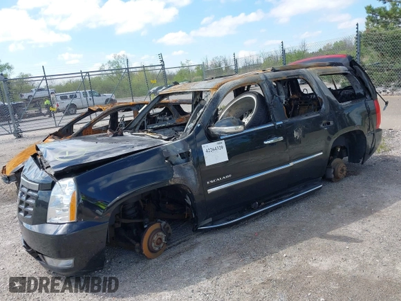 2011 Cadillac Escalade Luxury z VIN 1GYS4BEF6BR126457, wystawiony jako IAAI lot #42264320 z przebiegiem Nie podano mil oraz . Historia ofert i sprzedaży dostępna na DreamBid. Obrazek 2.