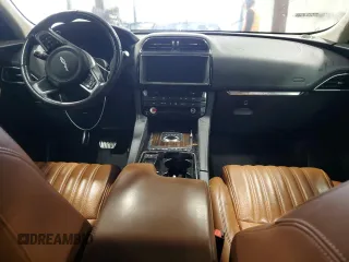 2019 Jaguar F-Pace 30t Portfolio z VIN SADCN2GX9KA357787, wystawiony jako Copart lot #56532995 z przebiegiem 97 594 mil mil oraz Czysty tytuł • Clean title. Historia ofert i sprzedaży dostępna na DreamBid. Obrazek 8.