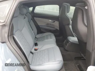 2022 Audi e-tron GT Prestige z VIN WAUEJBFW2N7006629, wystawiony jako Copart lot #45069554 z przebiegiem 8341 mil mil oraz . Historia ofert i sprzedaży dostępna na DreamBid. Obrazek 10.