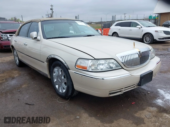 2003 Lincoln Town Car Cartier z VIN 1LNHM83W03Y656352, wystawiony jako IAAI lot #41898985 z przebiegiem 112 712 mil mil oraz . Historia ofert i sprzedaży dostępna na DreamBid. Obrazek 1.