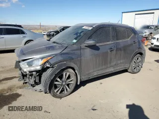 2020 Nissan Kicks SV z VIN 3N1CP5CV9LL484032, wystawiony jako Copart lot #54484305 z przebiegiem 42 490 mil mil oraz Szkoda całkowita • Salvage title. Historia ofert i sprzedaży dostępna na DreamBid. Obrazek 1.