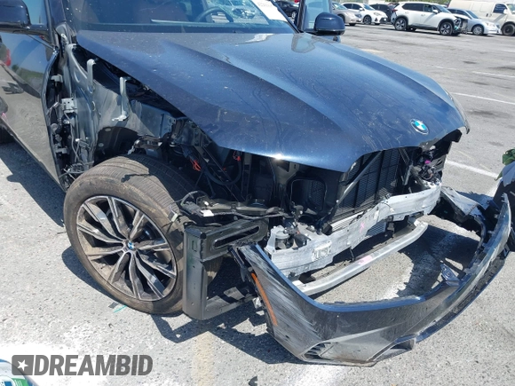 2025 BMW X5 xDrive40i z VIN 5UX23EU04S9X08790, wystawiony jako IAAI lot #42261810 z przebiegiem 7 051 mil mil oraz . Historia ofert i sprzedaży dostępna na DreamBid. Obrazek 6.