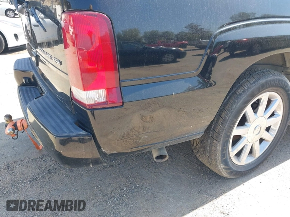 2005 Cadillac Escalade ESV z VIN 3GYFK66N15G172769, wystawiony jako IAAI lot #39249998 z przebiegiem 228 569 mil mil oraz . Historia ofert i sprzedaży dostępna na DreamBid. Obrazek 6.