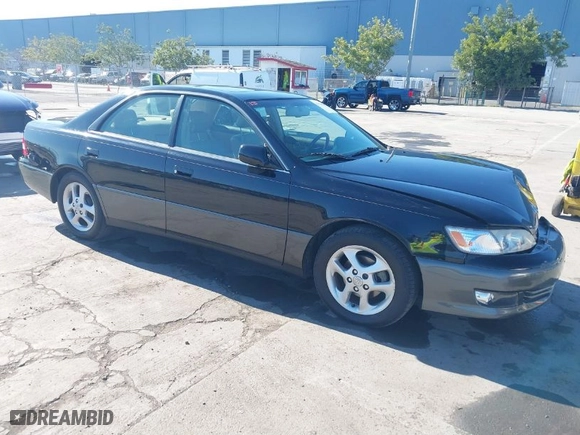 2000 Lexus ES 300 with VIN JT8BF28G2Y5093962, listed as a IAAI auction lot 41634264 with 106,951 mi miles. Bid and sale history available at carsss.com. Image 1.
