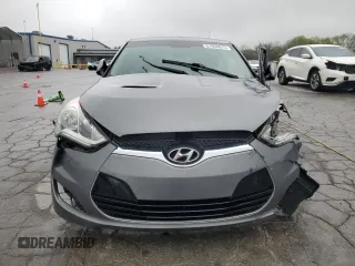 2015 Hyundai Veloster z VIN KMHTC6AD4FU241307, wystawiony jako Copart lot #53704525 z przebiegiem Nie podano mil oraz Szkoda całkowita • Salvage title. Historia ofert i sprzedaży dostępna na DreamBid. Obrazek 5.