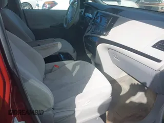 2012 Toyota Sienna LE AAS z VIN 5TDKK3DC7CS209567, wystawiony jako IAAI lot #42323115 z przebiegiem 293 604 mil mil oraz . Historia ofert i sprzedaży dostępna na DreamBid. Obrazek 5.