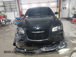 2019 Chrysler 300 with VIN 2C3CCABG6KH617913, listed as a IAAI auction lot 41558437 with 113,073 mi miles. Bid and sale history available at carsss.com. Image 13.