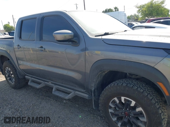 2023 Nissan Frontier Pro-4X z VIN 1N6ED1EK0PN670619, wystawiony jako IAAI lot #42044366 z przebiegiem 26 475 mil mil oraz . Historia ofert i sprzedaży dostępna na DreamBid. Obrazek 13.