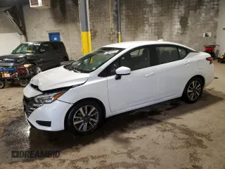 2025 Nissan Versa SV z VIN 3N1CN8EV4SL820897, wystawiony jako Copart lot #58192685 z przebiegiem 10 669 mil mil oraz Czysty tytuł • Clean title. Historia ofert i sprzedaży dostępna na DreamBid. Obrazek 1.