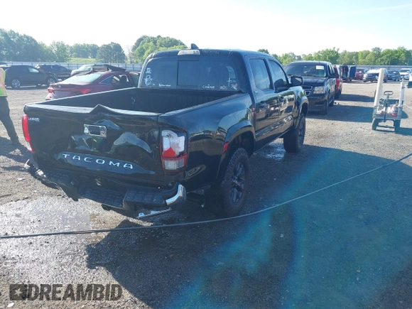 2023 Toyota Tacoma SR5 z VIN 3TYAZ5CN5PT036387, wystawiony jako IAAI lot #42077284 z przebiegiem 34 568 mil mil oraz . Historia ofert i sprzedaży dostępna na DreamBid. Obrazek 4.
