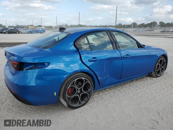 2023 Alfa Romeo Giulia Veloce z VIN ZARFAMBN1P7668694, wystawiony jako Copart lot #53982015 z przebiegiem 12 728 mil mil oraz Szkoda całkowita • Salvage title. Historia ofert i sprzedaży dostępna na DreamBid. Obrazek 3.