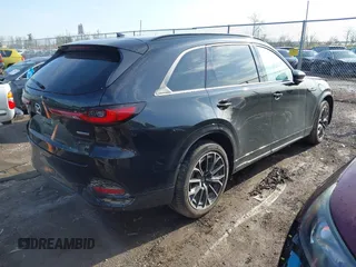 2025 Mazda CX-70 S Premium z VIN JM3KJDHC3S1101758, wystawiony jako IAAI lot #41997770 z przebiegiem Nie podano mil oraz . Historia ofert i sprzedaży dostępna na DreamBid. Obrazek 4.