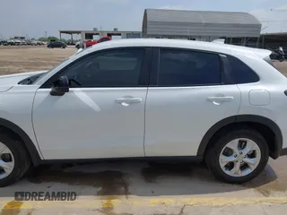 2023 Honda HR-V LX z VIN 3CZRZ1H34PM716838, wystawiony jako IAAI lot #41946033 z przebiegiem 24 958 mil mil oraz . Historia ofert i sprzedaży dostępna na DreamBid. Obrazek 15.