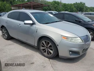 2009 Lincoln MKS z VIN 1LNHM94R99G611617, wystawiony jako IAAI lot #42288299 z przebiegiem 115 320 mil mil oraz . Historia ofert i sprzedaży dostępna na DreamBid. Obrazek 1.