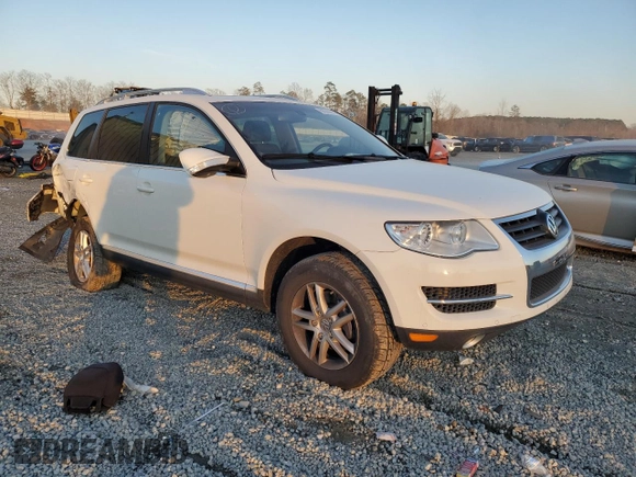 2009 Volkswagen Touareg VR6 z VIN WVGBE77L79D017480, wystawiony jako Copart lot #89344415 z przebiegiem 54 232 mil mil oraz Szkoda całkowita • Salvage title. Historia ofert i sprzedaży dostępna na DreamBid. Obrazek 4.