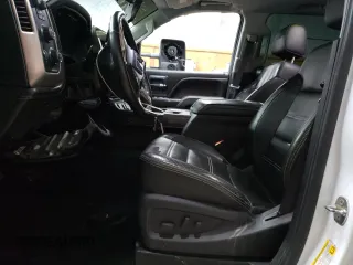 2015 GMC Sierra 2500HD Denali z VIN 1GT120E82FF160609, wystawiony jako Copart lot #55745295 z przebiegiem 111 071 mil mil oraz Czysty tytuł • Clean title. Historia ofert i sprzedaży dostępna na DreamBid. Obrazek 7.