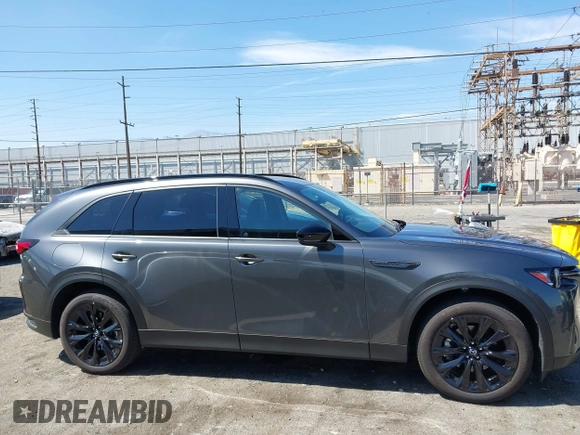 2025 Mazda CX-90 Premium Sport z VIN JM3KKCHAXS1206996, wystawiony jako IAAI lot #42086590 z przebiegiem 4 294 mil mil oraz . Historia ofert i sprzedaży dostępna na DreamBid. Obrazek 13.