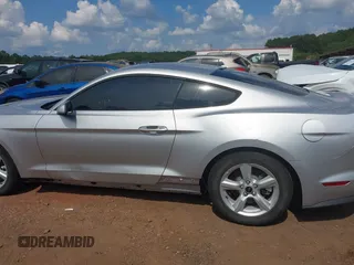 2018 Ford Mustang EcoBoost z VIN 1FA6P8TH6J5174509, wystawiony jako IAAI lot #42627744 z przebiegiem 83 093 mil mil oraz . Historia ofert i sprzedaży dostępna na DreamBid. Obrazek 14.