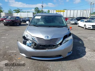 2017 Toyota Sienna XLE Auto Access Seat z VIN 5TDYZ3DC9HS819788, wystawiony jako IAAI lot #42296376 z przebiegiem 77 094 mil mil oraz . Historia ofert i sprzedaży dostępna na DreamBid. Obrazek 12.