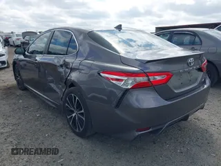 2020 Toyota Camry SE z VIN 4T1G11AK8LU335338, wystawiony jako IAAI lot #41908752 z przebiegiem 75 825 mil mil oraz . Historia ofert i sprzedaży dostępna na DreamBid. Obrazek 3.