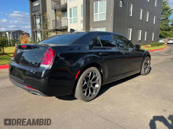 2018 Chrysler 300 S z VIN 2C3CCABG5JH313938, wystawiony jako Copart lot #60175405 z przebiegiem 122 155 mil mil oraz Szkoda całkowita • Salvage title. Historia ofert i sprzedaży dostępna na DreamBid. Obrazek 4.
