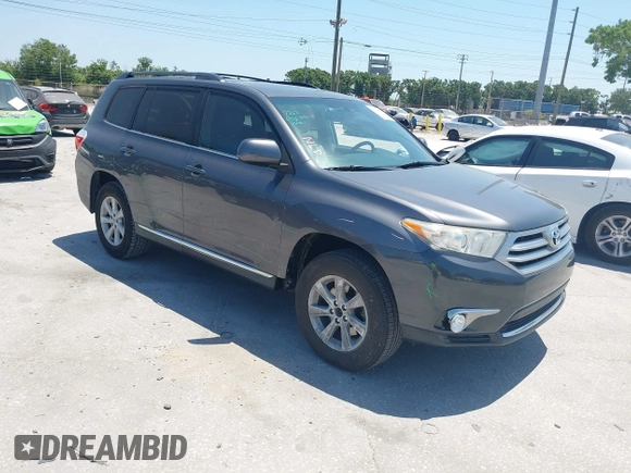 2013 Toyota Highlander z VIN 5TDZK3EH5DS124401, wystawiony jako IAAI lot #42133758 z przebiegiem 131 405 mil mil oraz . Historia ofert i sprzedaży dostępna na DreamBid. Obrazek 1.