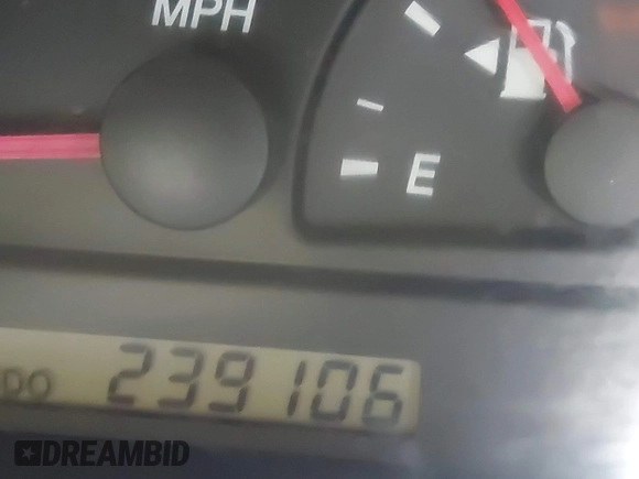 2002 Toyota Camry LE z VIN 4T1BE32K92U102107, wystawiony jako IAAI lot #41956837 z przebiegiem 239 106 mil mil oraz . Historia ofert i sprzedaży dostępna na DreamBid. Obrazek 12.