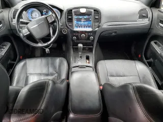 2013 Chrysler 300 S z VIN 2C3CCAGT4DH741560, wystawiony jako Copart lot #78879594 z przebiegiem 161 647 mil mil oraz Szkoda całkowita • Salvage title. Historia ofert i sprzedaży dostępna na DreamBid. Obrazek 8.