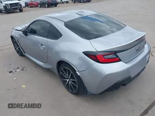 2023 Toyota 86 z VIN JF1ZNBC15P8759916, wystawiony jako IAAI lot #42160271 z przebiegiem 28 360 mil mil oraz . Historia ofert i sprzedaży dostępna na DreamBid. Obrazek 3.