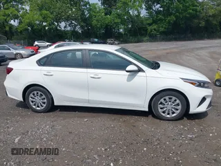 2023 Kia Forte LXS z VIN 3KPF24AD5PE677916, wystawiony jako IAAI lot #42381605 z przebiegiem 39 662 mil mil oraz . Historia ofert i sprzedaży dostępna na DreamBid. Obrazek 12.
