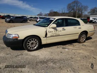 2006 Lincoln Town Car Signature z VIN 1LNHM81V76Y630278, wystawiony jako Copart lot #49571915 z przebiegiem 294 545 mil mil oraz Szkody całkowita. Historia ofert i sprzedaży dostępna na DreamBid. Obrazek 1.