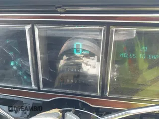 1988 Lincoln Town Car z VIN 1LNBM82F0JY831820, wystawiony jako IAAI lot #41886140 z przebiegiem 26 036 mil mil oraz . Historia ofert i sprzedaży dostępna na DreamBid. Obrazek 7.