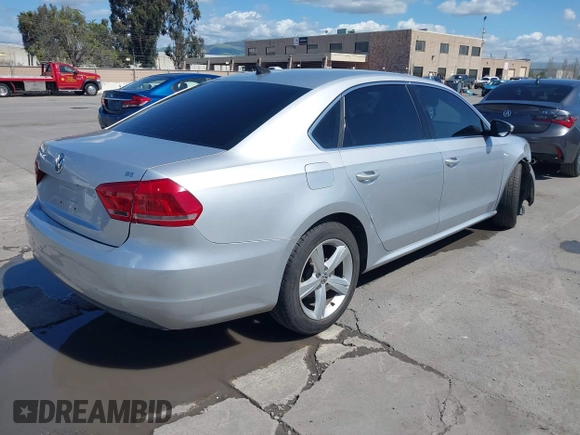 2012 Volkswagen Passat SE z VIN 1VWBP7A36CC068499, wystawiony jako IAAI lot #41932731 z przebiegiem 208 896 mil mil oraz . Historia ofert i sprzedaży dostępna na DreamBid. Obrazek 4.