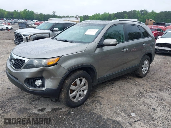 2013 Kia Sorento LX z VIN 5XYKT3A68DG386493, wystawiony jako IAAI lot #42102477 z przebiegiem 196 351 mil mil oraz . Historia ofert i sprzedaży dostępna na DreamBid. Obrazek 2.