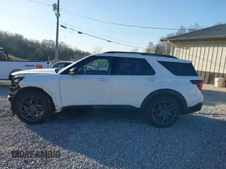 2025 Ford Explorer ST z VIN 1FMWK8GC9SGA40313, wystawiony jako IAAI lot #41931242 z przebiegiem 9 279 mil mil oraz . Historia ofert i sprzedaży dostępna na DreamBid. Obrazek 15.