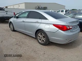 2013 Hyundai Sonata GLS z VIN 5NPEB4AC7DH677751, wystawiony jako IAAI lot #42267980 z przebiegiem Nie podano mil oraz . Historia ofert i sprzedaży dostępna na DreamBid. Obrazek 3.