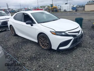 2023 Toyota Camry SE z VIN 4T1G11BKXPU103277, wystawiony jako IAAI lot #41978396 z przebiegiem 66 624 mil mil oraz . Historia ofert i sprzedaży dostępna na DreamBid. Obrazek 1.
