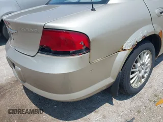 2006 Chrysler Sebring Touring z VIN 1C3EL56R86N114571, wystawiony jako IAAI lot #42470436 z przebiegiem 173 454 mil mil oraz . Historia ofert i sprzedaży dostępna na DreamBid. Obrazek 6.