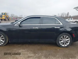 2017 Chrysler 300 C z VIN 2C3CCAKG5HH637501, wystawiony jako IAAI lot #41697791 z przebiegiem 110 299 mil mil oraz . Historia ofert i sprzedaży dostępna na DreamBid. Obrazek 15.
