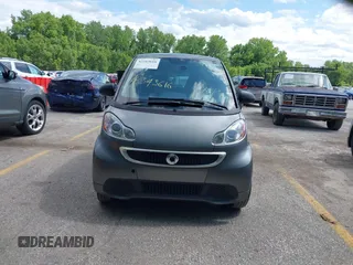 2013 Smart fortwo Pure z VIN WMEEJ3BA9DK585327, wystawiony jako IAAI lot #42343616 z przebiegiem 101 194 mil mil oraz . Historia ofert i sprzedaży dostępna na DreamBid. Obrazek 6.